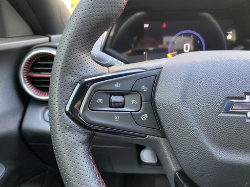 Used 2025 Chevrolet Trax RS FWD image 19