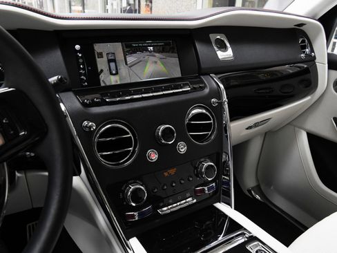 Used 2023 Rolls-Royce Cullinan w/ Cullinan Package image 17