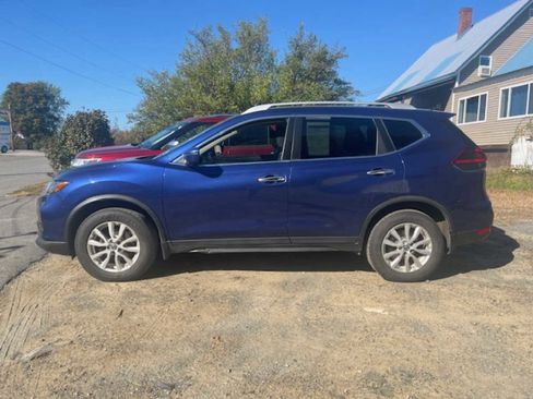 Used 2018 Nissan Rogue SV image 3