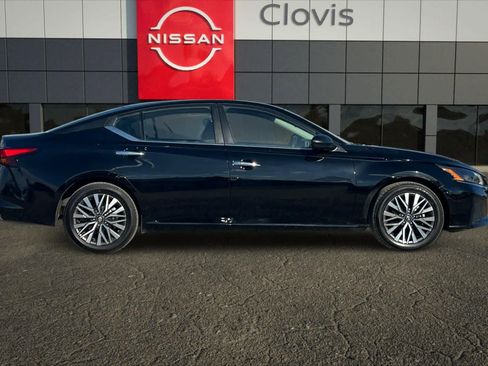 Used 2024 Nissan Altima 2.5 SV FWD image 9