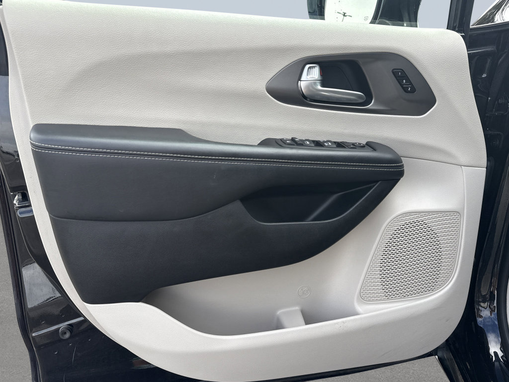Used 2024 Chrysler Pacifica Touring-L FWD image 17