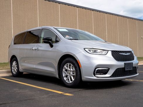 Used 2024 Chrysler Pacifica Touring-L FWD image 2