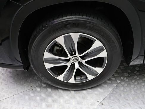 Used 2023 Toyota Highlander XLE image 4