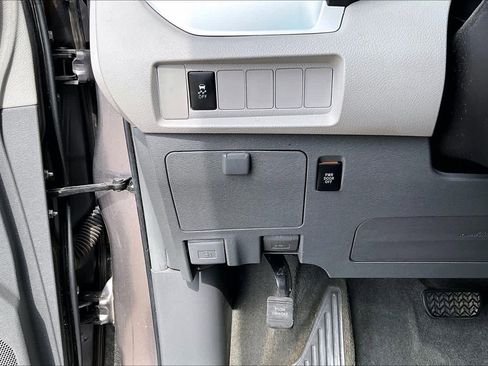 Used 2015 Toyota Sienna LE image 32