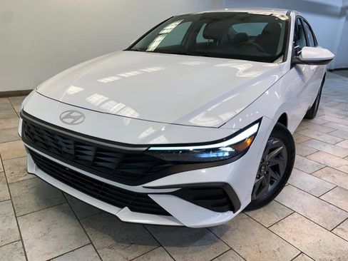 Used 2024 Hyundai Elantra SEL image 1