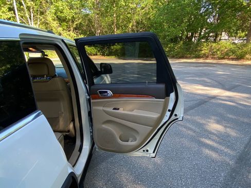 Used 2013 Jeep Grand Cherokee Overland AWD/4WD image 54