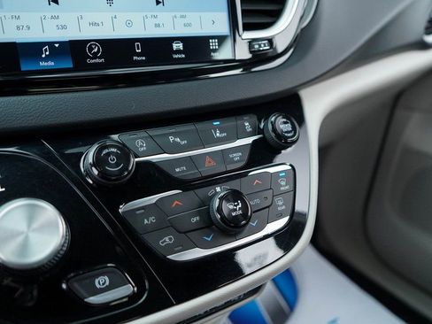 Used 2024 Chrysler Pacifica Touring-L image 11