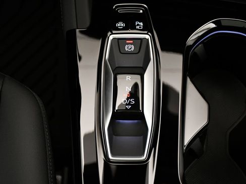 Used 2025 Audi Q5 Premium w/ Convenience Package image 30