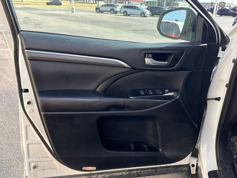 Used 2017 Toyota Highlander SE w/ Carpet Mat Package image 12