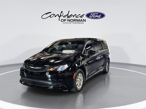 Used 2025 Chrysler Voyager LX image 3