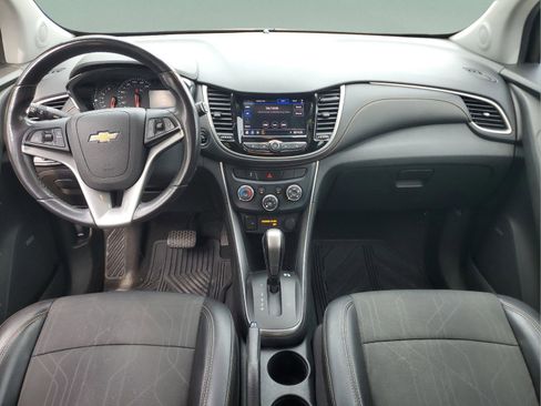 Used 2020 Chevrolet Trax LT w/ Sun & Sound Package FWD image 7