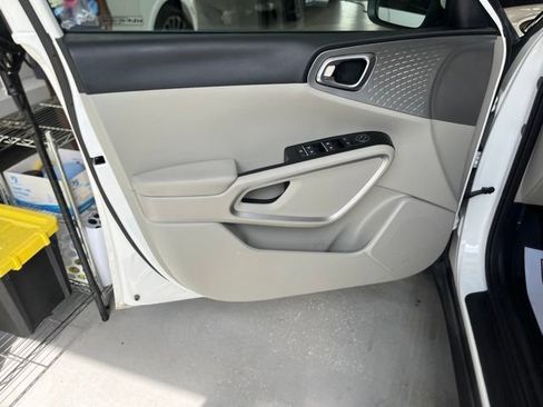Used 2023 Kia Soul LX FWD image 11