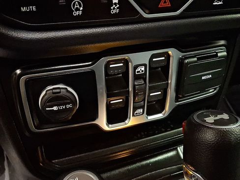 Used 2024 Jeep Wrangler Sahara image 24