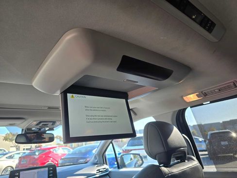 Used 2023 Toyota Sienna Limited image 20