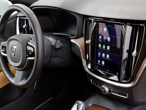 Used 2024 Volvo V60 B5 Cross Country Ultimate image 23