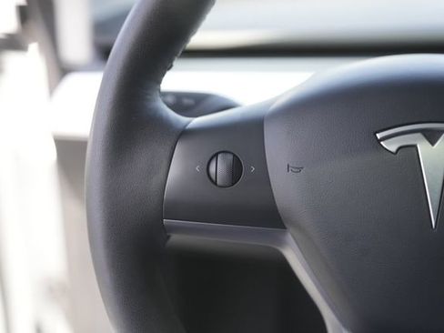 Used 2022 Tesla Model Y Long Range image 22