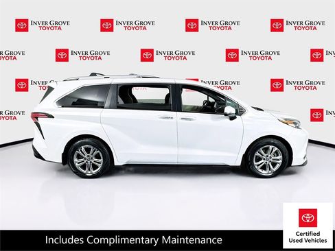 Certified 2022 Toyota Sienna Platinum image 4
