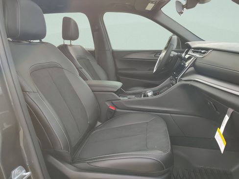 New 2025 Jeep Grand Cherokee L Altitude RWD image 31