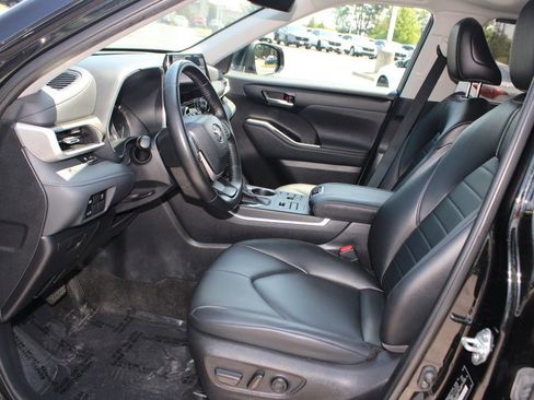 Used 2023 Toyota Highlander XLE AWD/4WD image 11