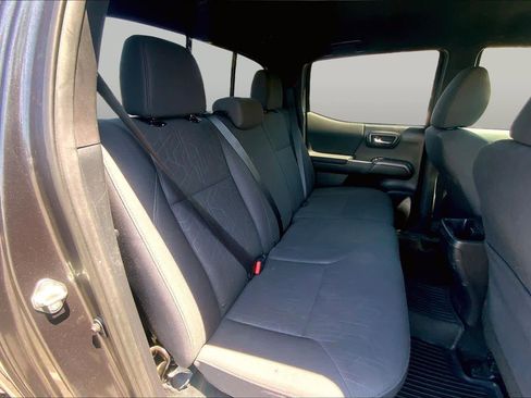 Used 2018 Toyota Tacoma TRD Off-Road AWD/4WD image 18