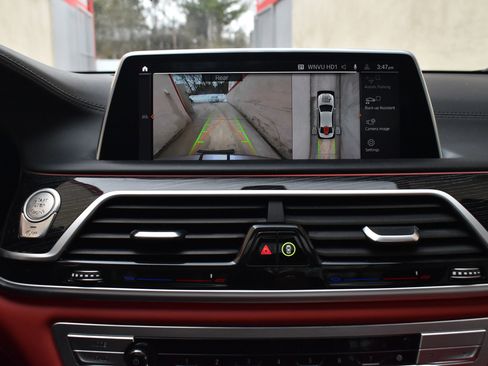 Used 2021 BMW 750i xDrive w/ Executive Package image 41