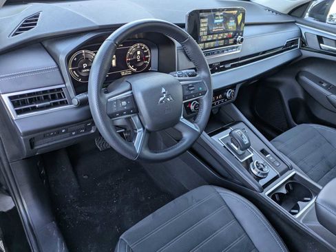 Used 2023 Mitsubishi Outlander SE image 2