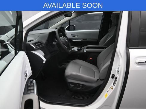 Used 2026 Toyota Sienna XLE FWD image 9