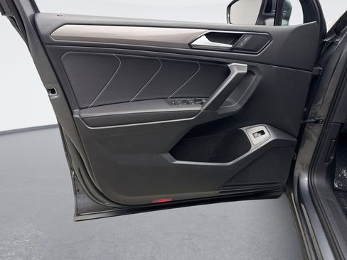 Used 2024 Volkswagen Tiguan SE image 9