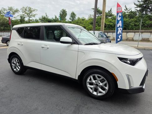 Used 2023 Kia Soul LX w/ LX Technology Package FWD image 9