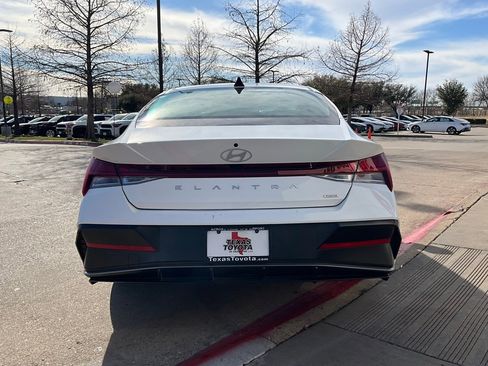 Used 2025 Hyundai Elantra Limited image 7