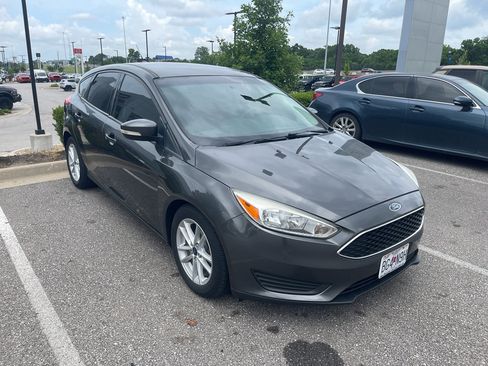 Used 2017 Ford Focus SE FWD image 3
