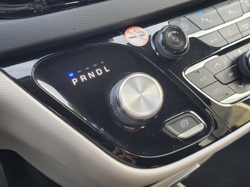 Used 2024 Chrysler Pacifica Touring-L FWD image 34