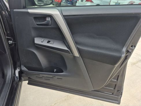 Used 2018 Toyota RAV4 LE FWD image 13