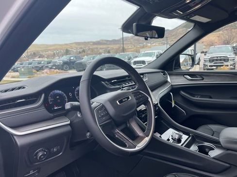 Used 2025 Jeep Grand Cherokee L Limited w/ Luxury Tech Group II image 14