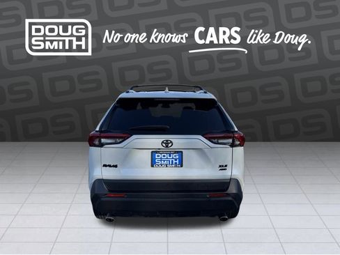 Used 2022 Toyota RAV4 XLE Premium image 4