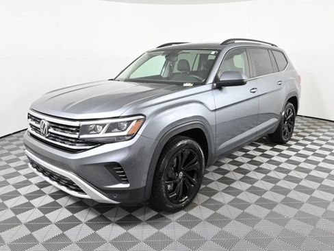 Certified 2023 Volkswagen Atlas SE w/ Panoramic Sunroof Package image 2