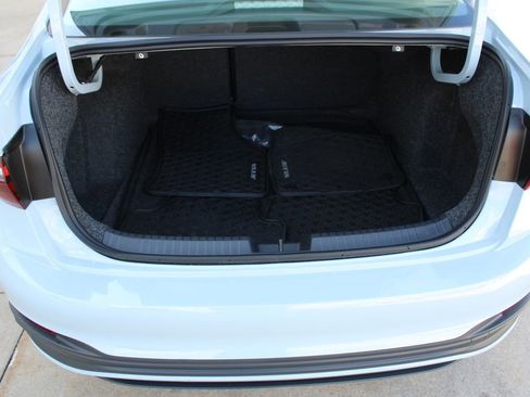 Used 2025 Volkswagen Jetta SE w/ Sunroof Package FWD image 28