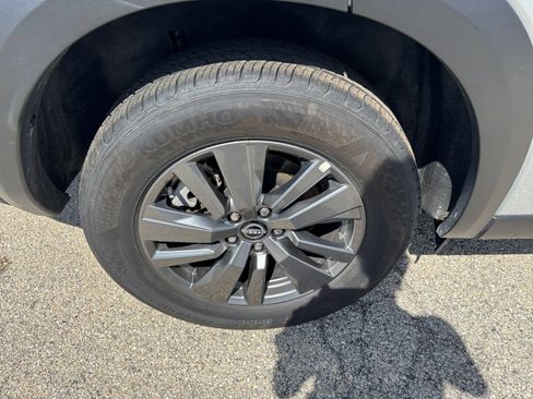 Used 2025 Nissan Pathfinder SV FWD image 28