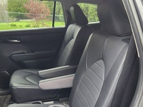 Used 2021 Toyota Highlander XLE AWD/4WD image 5