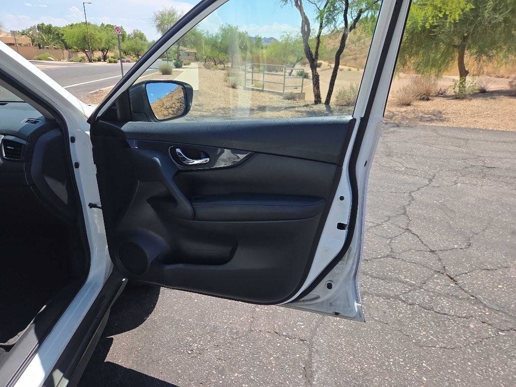 Used 2018 Nissan Rogue SV FWD image 16