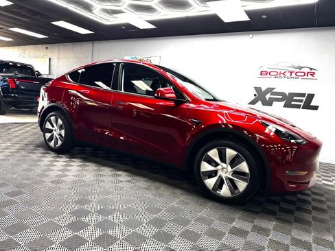 Used 2024 Tesla Model Y Long Range AWD/4WD image 2