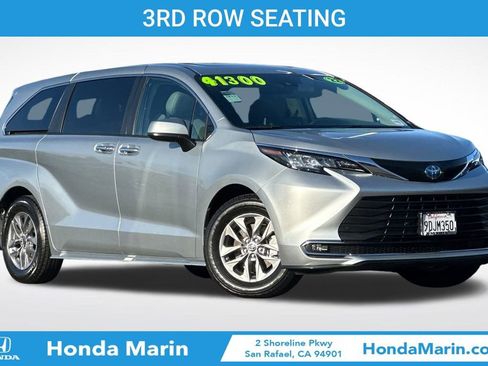 Used 2022 Toyota Sienna XLE image 3