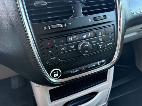 Used 2014 Chrysler Town & Country Touring image 17