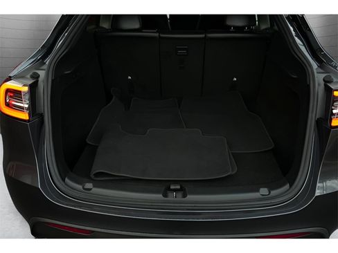 Used 2024 Tesla Model Y 2WD image 19