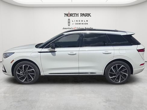 Used 2025 Lincoln Corsair Grand Touring AWD/4WD image 2