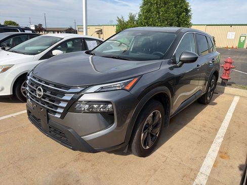 Used 2025 Nissan Rogue SV AWD/4WD image 1