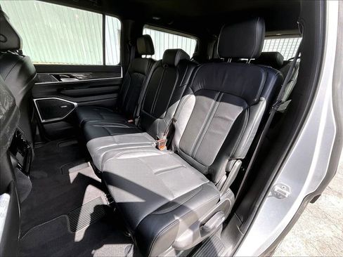 Used 2022 Jeep Wagoneer Series III AWD/4WD image 15