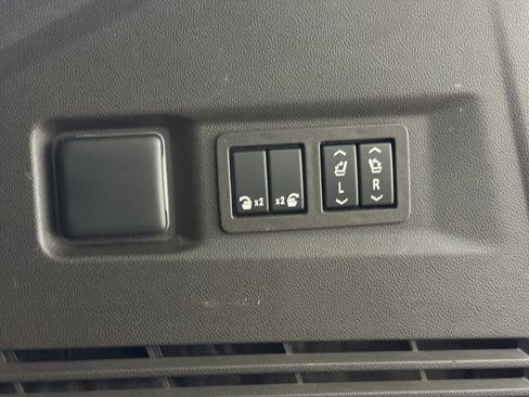 Used 2021 GMC Yukon SLT w/ SLT Premium Package image 28