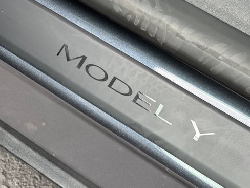 Used 2023 Tesla Model Y Long Range AWD/4WD image 31
