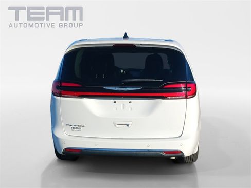 Used 2023 Chrysler Pacifica Touring-L image 6